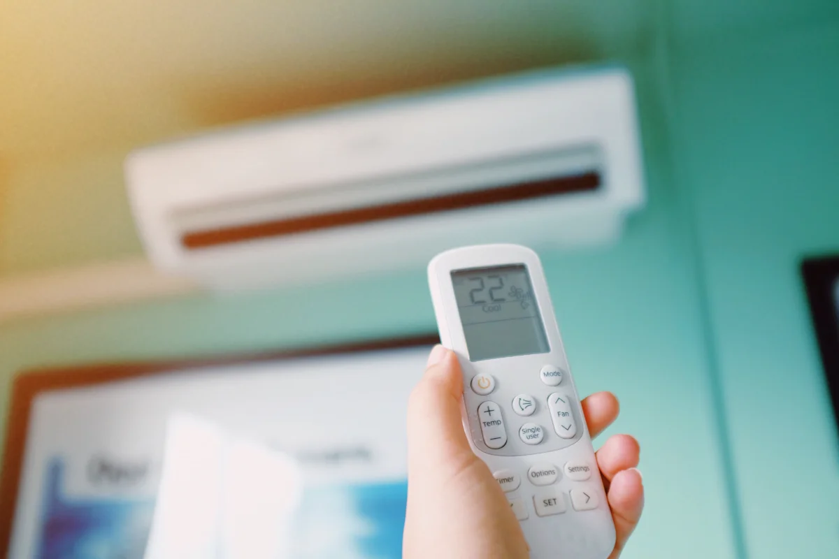 Ar condicionado moderno tecnologia inverter instalado em parede